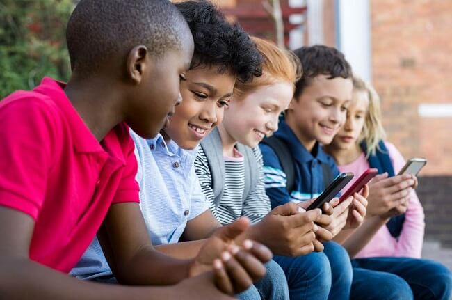 kids on mobile phones