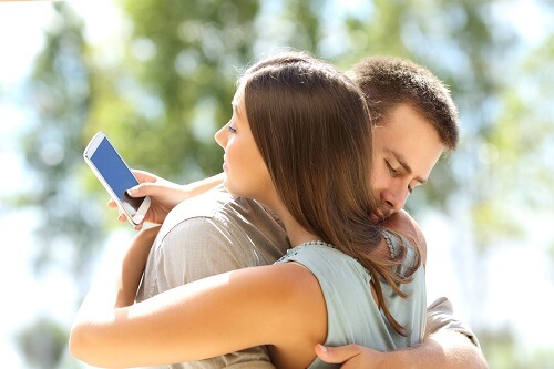 ¿Cómo rastrear a mi esposa por su celular? ¡Consigue los 3 mejores métodos aquí!