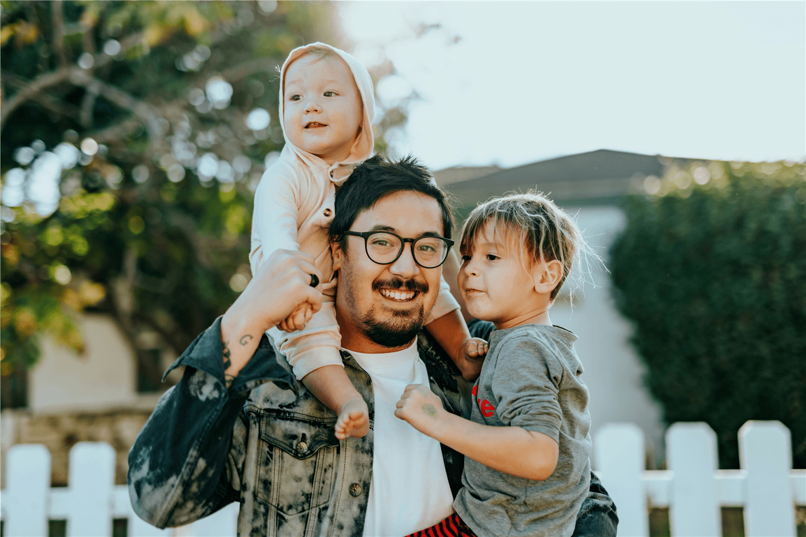 Un parent et un enfant utilisent une tablette à la maison pour la sécurité familiale